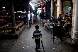 ドイツ・ベルリンの街を、ひとりで歩くシリア難民の5歳の男の子。(2017年9月撮影)