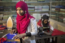 コックスバザールの店で職業訓練を受ける15歳のサルマさん。