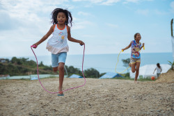 地震の被災地に設置されたユニセフの子どもにやさしい空間で、なわとびで遊ぶ女の子たち。（エクアドル）