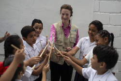 テグシガルパの学校を訪問し、生徒と触れ合うヘンリエッタ・フォア ユニセフ事務局長。(2019年4月2日撮影) 