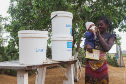 マダガスカルの保健センターの外に置かれた給水バケツ。保健センターを訪れた親子が安全な水を飲むことができる。