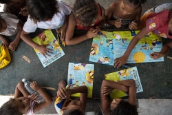 ベネズエラ・ララ州にあるユニセフの子どもにやさしい空間で、子どもの権利条約について学ぶ子どもたち。(2018年10月撮影) 