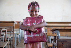 ユニセフから支援物資の教育パックを受け取った、モザンビークに住む6歳のニルダちゃん。(2019年4月11日撮影) 
