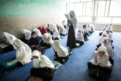 ユニセフが支援する学校で学ぶ女の子たち（アフガニスタン・ナンガルハル県）