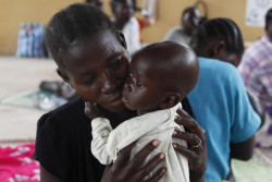 急性栄養不良に苦しむ生後9カ月のガラン・アコルちゃんを抱く母親。 (2018年11月撮影)