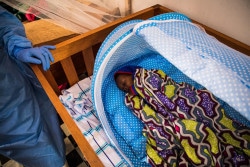 治療センターでお昼寝をするエボラ出血熱に感染した赤ちゃん。(2019年5月撮影)