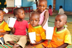 ルワンダのECDセンターで、栄養豊富なお粥の朝ごはんを食べる子どもたち。(2015年9月撮影)