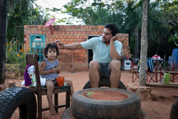 2歳の娘に朝食を与えるパラグアイの父親。(2019年5月撮影) 
