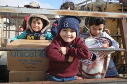 冬服などの支援物資を受け取ったシリア難民の子どもたち。(2018年12月撮影)