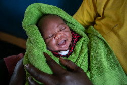 ウガンダの保健センターで母親に抱かれる赤ちゃん。(2019年4月撮影)