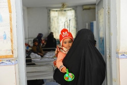 アフガニスタンの病院で栄養不良の治療を受ける1歳4カ月の子ども。(2019年1月撮影)