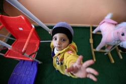 病院内の子どもケアセンターで遊ぶ1歳7カ月のイエメンの男の子。(2019年1月撮影)