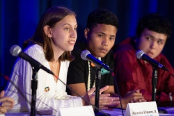 ニューヨークのユニセフ本部で開かれた記者会見で、気候問題について発言する若者たち。(2019年9月23日撮影)