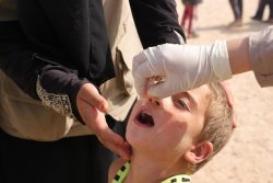 シリアのアルホルキャンプで、経口ポリオワクチンの予防接種を受ける5歳のベーカーくん。(2019年10月17日撮影)