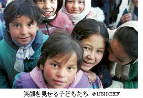 笑顔を見せる子どもたち