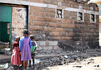 暴動で破壊された祖父の家の前に立ちつくす３人の少女。