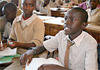 最大の暴動が発生した首都ナイロビのスラムの学校で勉強するピント・オモンディ君（13歳）。