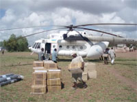 ユニセフの緊急支援物資は、ヘリコプターで被災地に届けられています。