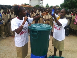 ユニセフとパートナー団体はギニアの学校でエボラ出血熱の予防法を教えている
