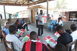 リベリアで、エボラ出血熱の予防法について説明するスタッフ