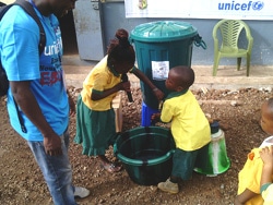 ギニアの学校でエボラ出血熱の啓発活動を実施。正しい手洗いを教える様子