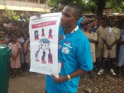 ユニセフは学校でエボラ出血熱に関する授業を実施。（ギニア）
