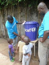 ユニセフは学校で啓発活動を行い、エボラ出血熱を予防する方法を子どもたちに広めている。（ギニア）