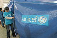 四被災地へ届けられるユニセフのテント