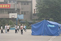 親とはぐれた子どもたちのためにユニセフが設置したテント。