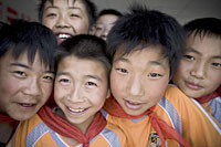 損壊した小学校に設置された臨時教室に通う子どもたち