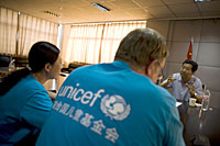 四川省の教育部事務局次長と面談するユニセフ職員