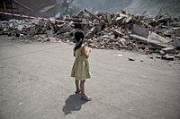 最大被災地のひとつ同済で自宅が崩壊した少女が、避難先の小学校でたたずんでいました