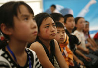 四川省江堰で倒壊した中学校から最初に救出された子ども