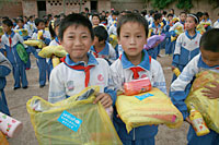 写真：ユニセフが支援した学校用品や制服を手にする子どもたち。