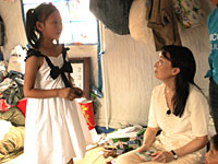 写真：被災した子どもとアグネス大使。