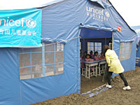 写真：地震で廃墟になった都江堰の商店街。