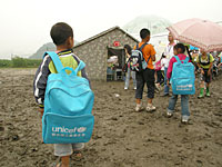 写真：地震で廃墟になった都江堰の商店街。