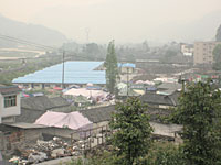 写真：地震で廃墟になった都江堰の商店街。