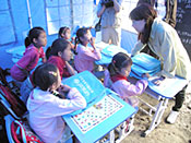 写真：被災した子どもたちとアグネス大使