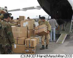 １２月２８日カブールからバムに到着したユニセフ貨物機
から救急医薬品を取り降ろしている。