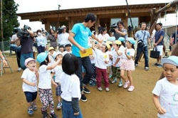 「また来てね！」　長谷部さんの右手には、子どもたちから感謝のお手紙が。