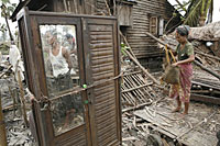 ヤンゴン南部の町で、家財道具を確認している家族。