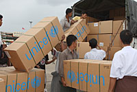 ヤンゴンの空港に到着したユニセフからの支援物資