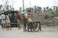 ヤンゴンでユニセフからの支援物資を運ぶ親子
