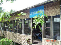 校舎が再建されるまでの間使用される、地域コミュニティがユニセフの支援を直接受けて、竹と椰子の葉で作った簡易教室。