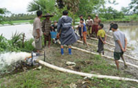 ヌガヨックカウン村における塩化水浄水作業を見守るユニセフミャンマー事務所のコンサルタント。