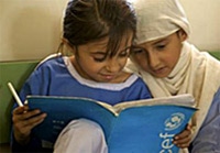 ユニセフは、2005年にパキスタンを襲った大地震の被災地で、「以前より良い」学校再建のために活動している。被災した子どもたちは、楽しく勉強している。