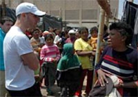 ピスコの仮設避難所の住民と話すジニャーゴ大使