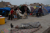 避難所で生活する人々