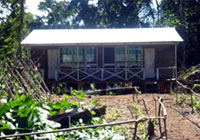 住民が海岸から丘の上へ移築した校舎